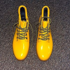 Womens rain boots size 10. Worn once